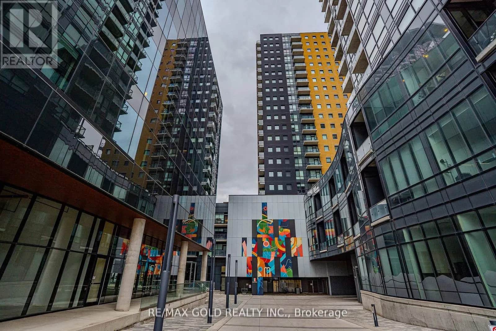 1010 - 104 GARMENT STREET