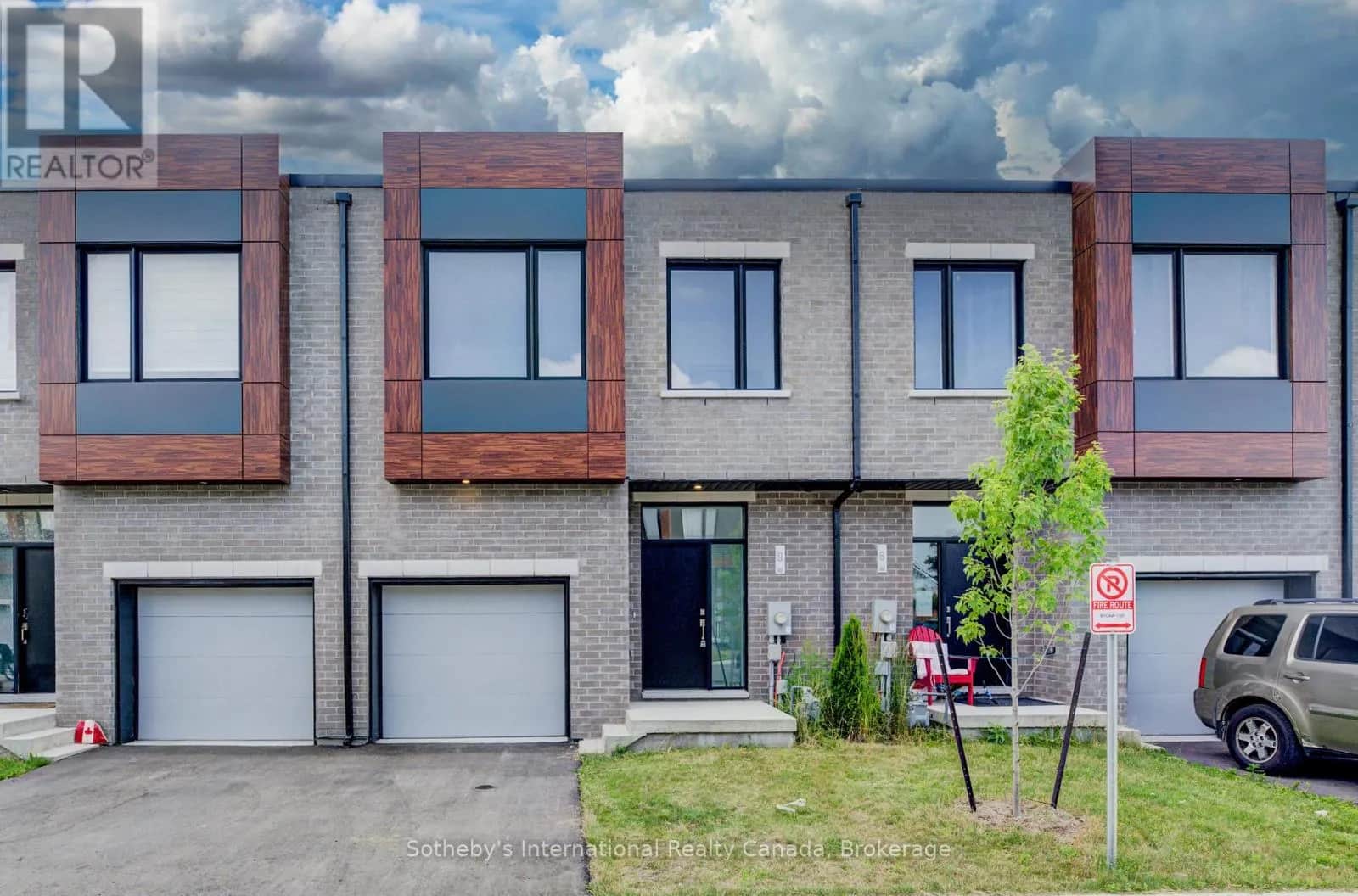 14 - 416 DUNDAS STREET S