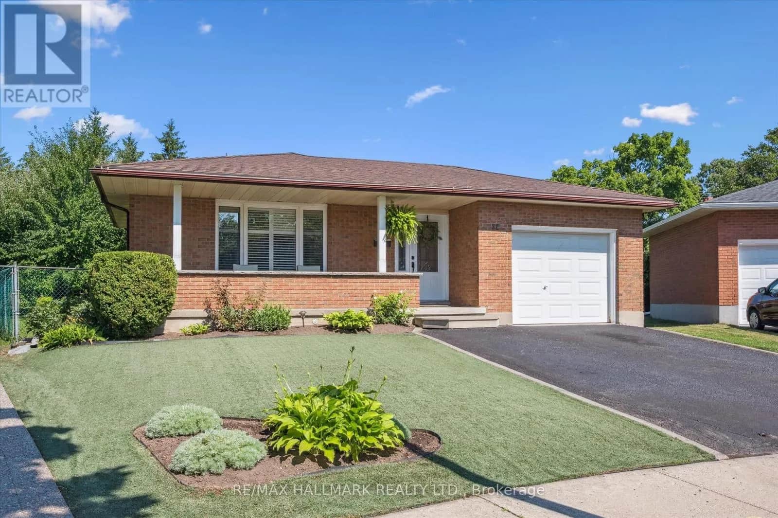 32 WARWICK COURT
