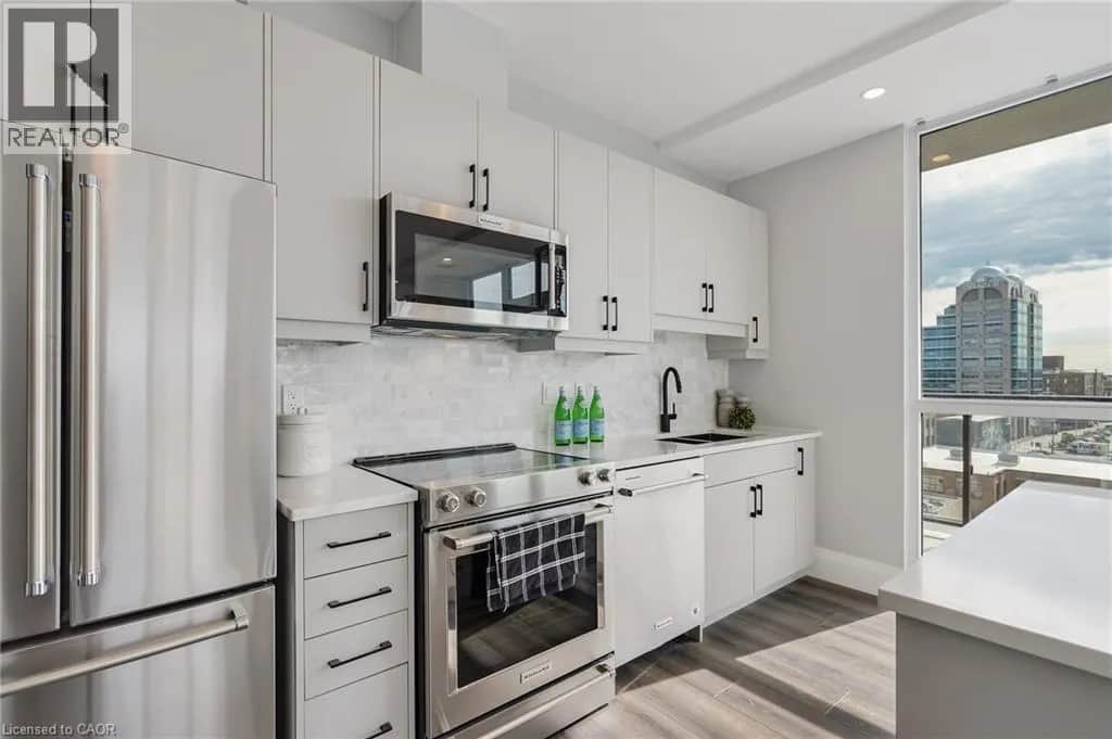 60 CHARLES Street W Unit# 705