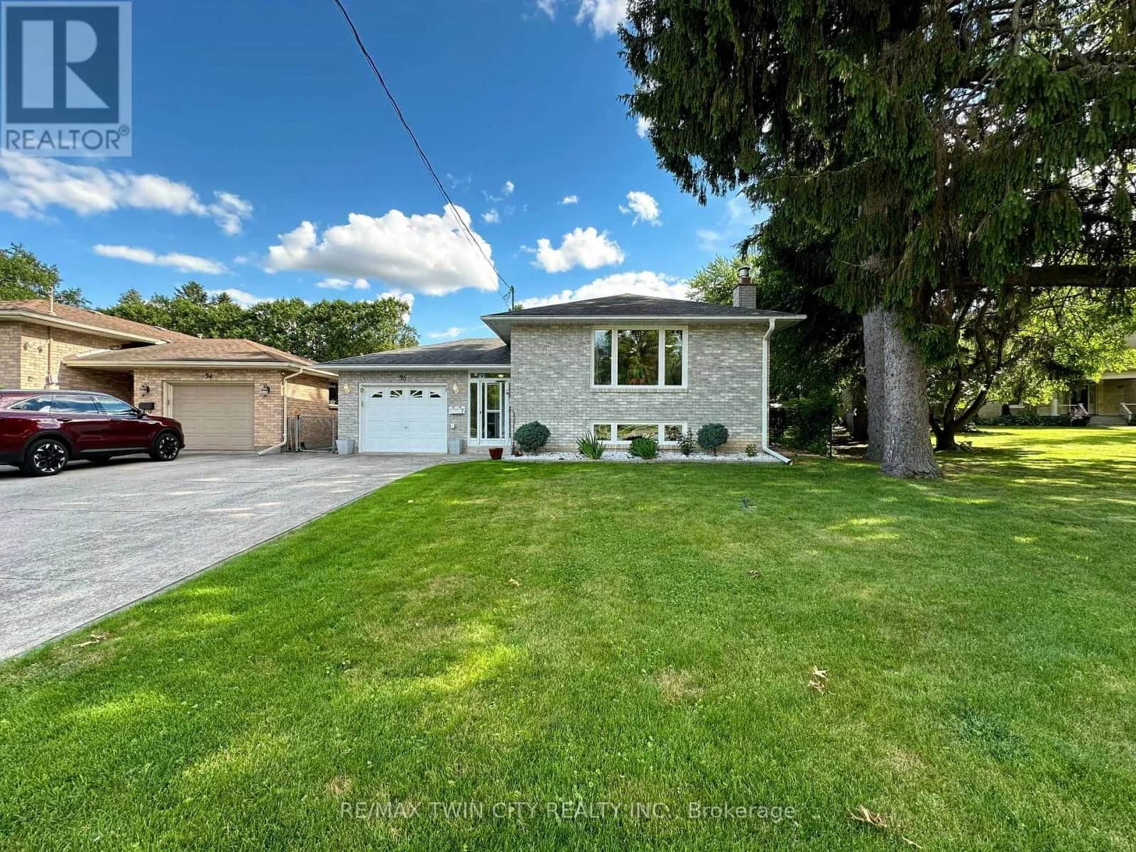 36 OAKHILL DRIVE N