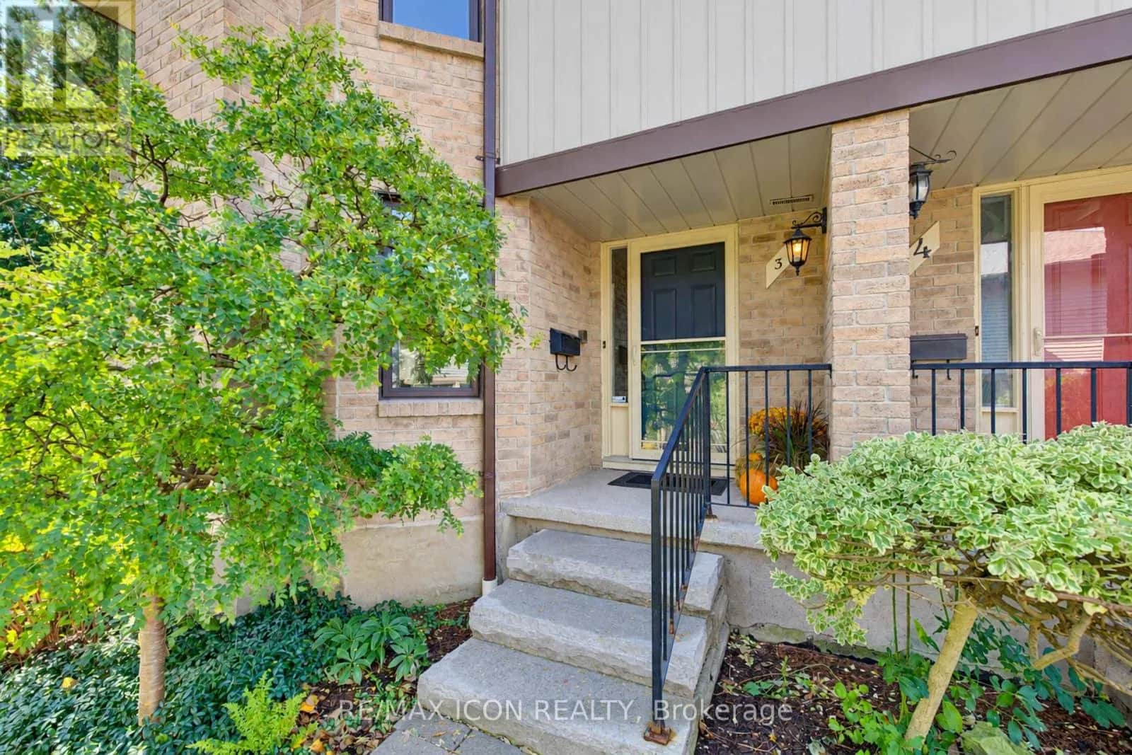 3 - 406 CRAIGLEITH DRIVE