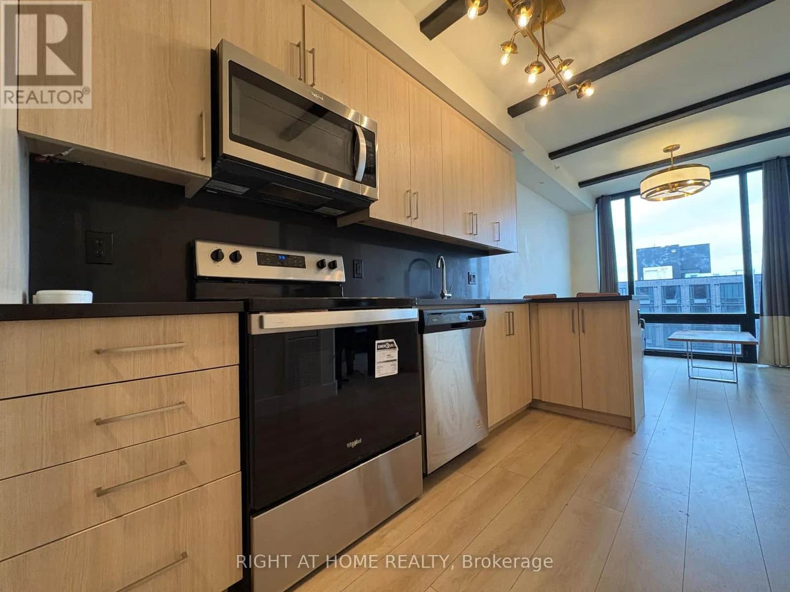 S- 2225 - 145 COLUMBIA STREET W
