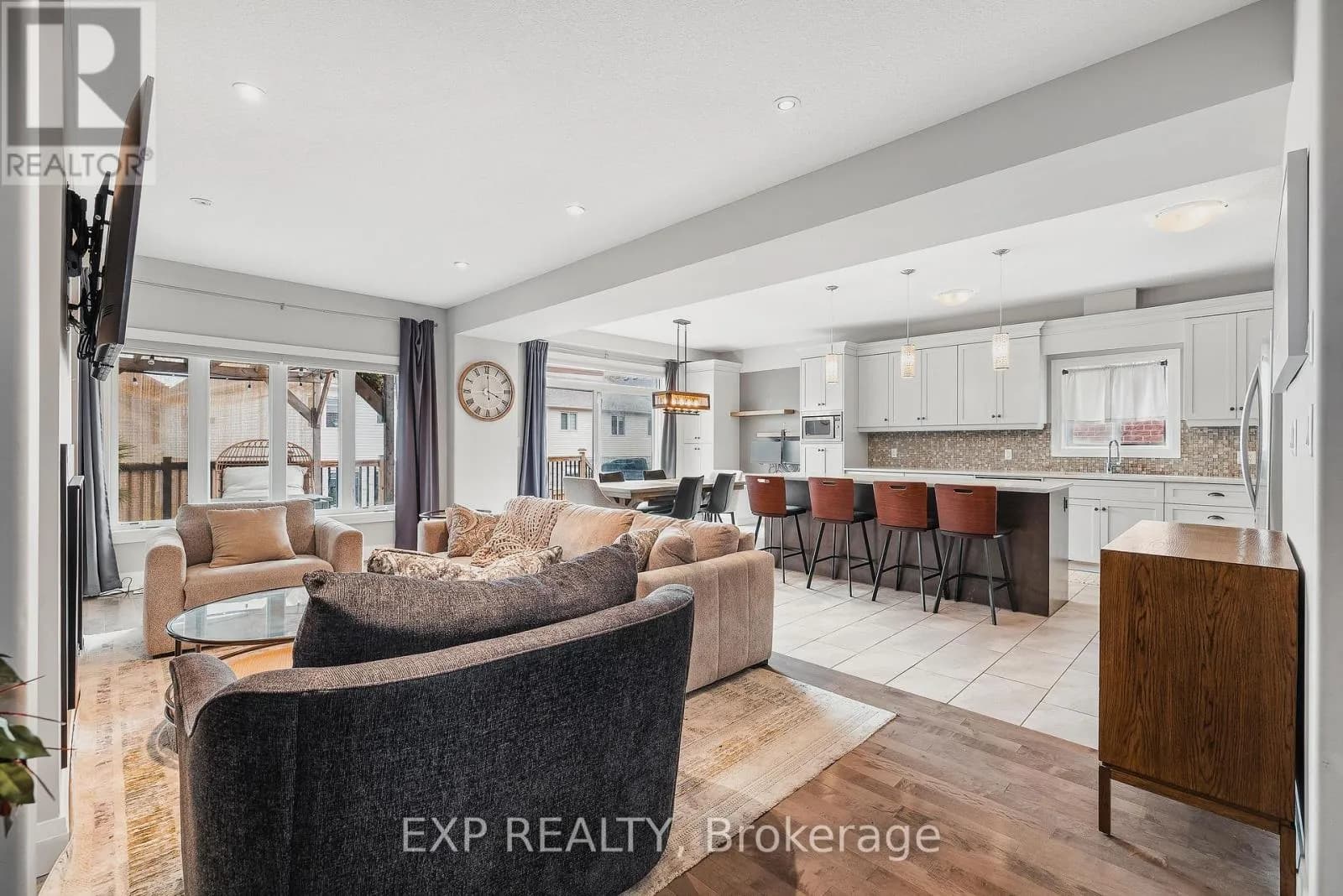 346 MOORLANDS CRESCENT — photo 4 of 44