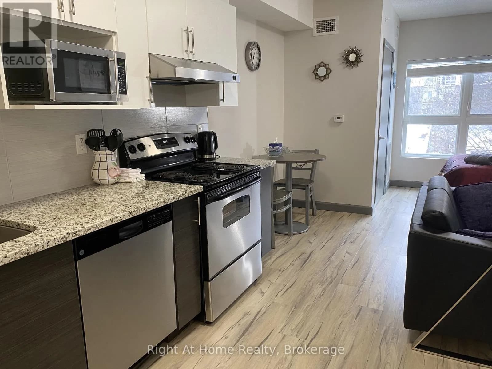 1710 - 258A SUNVIEW STREET — photo 2 of 20