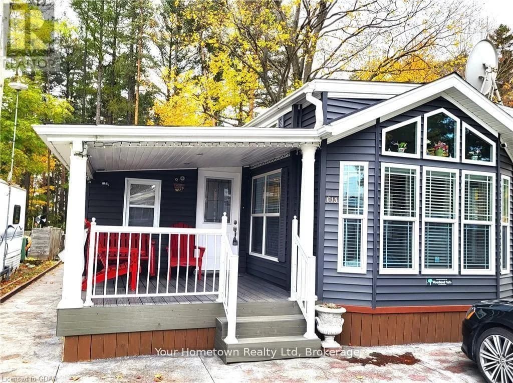 613 OAK CRESCENT — photo 1 of 20