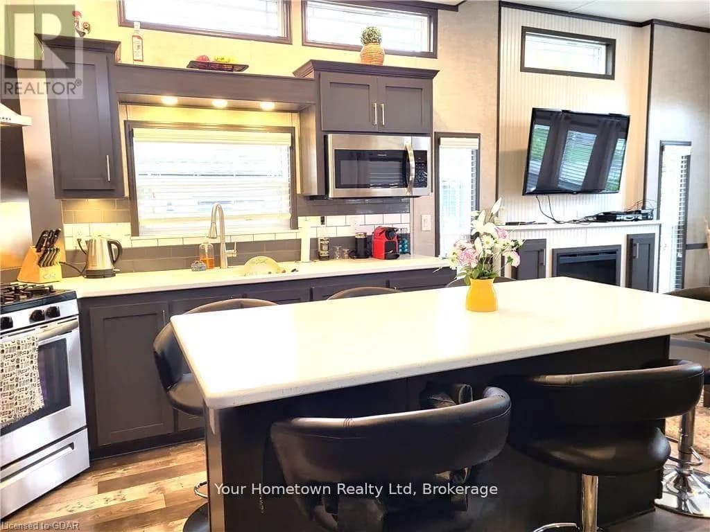 613 OAK CRESCENT — photo 2 of 20