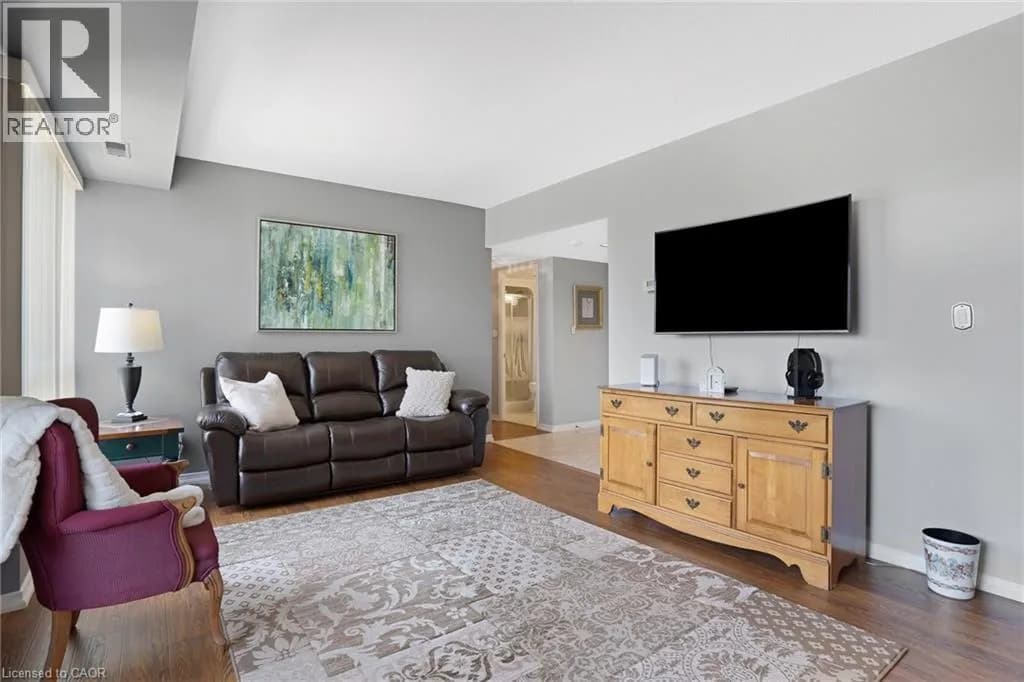 3267 KING Street E Unit# 505 — photo 5 of 32