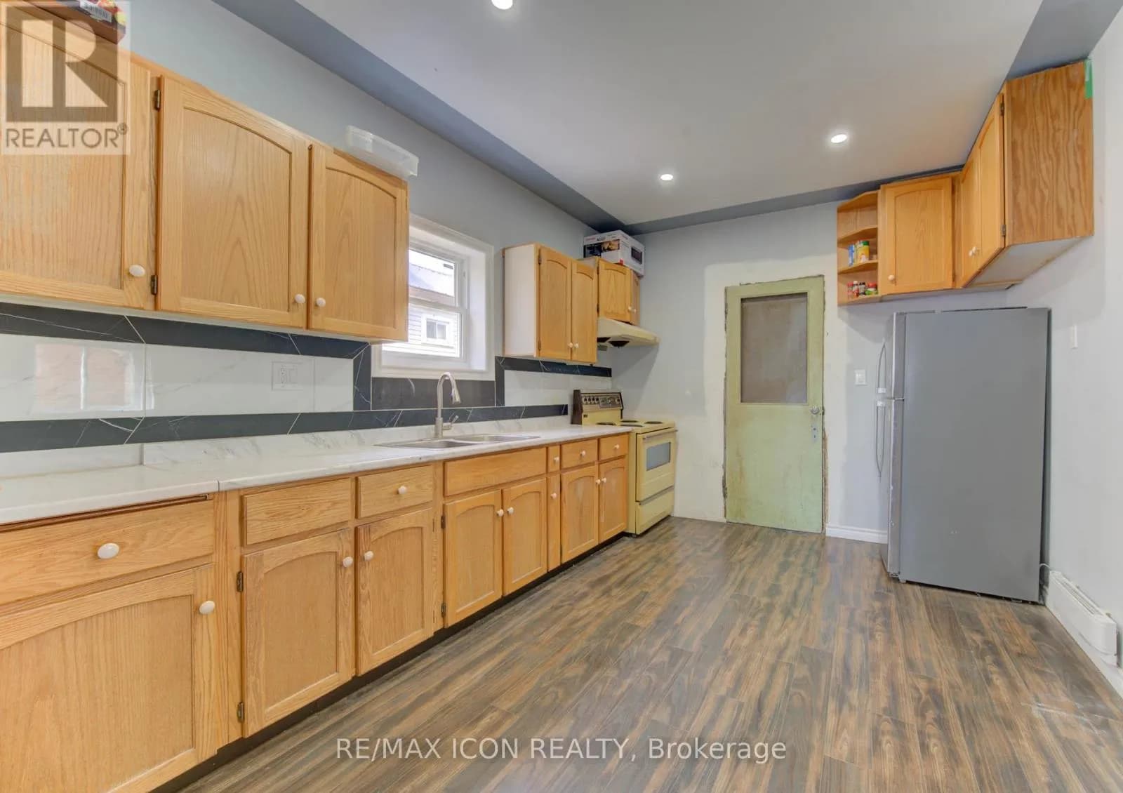 138 COURTLAND AVENUE E — photo 5 of 33