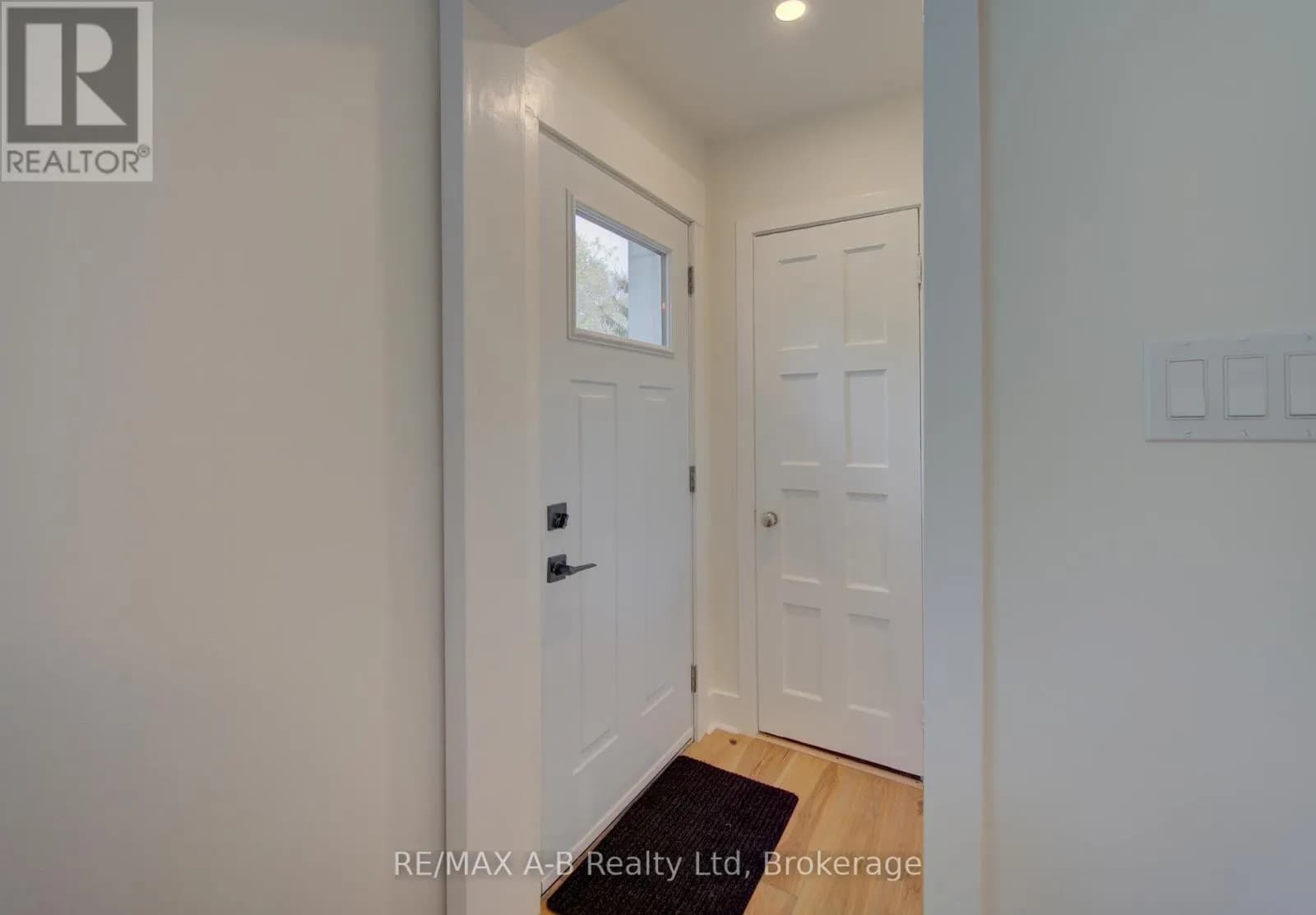 34 SOMERSET STREET — photo 5 of 36