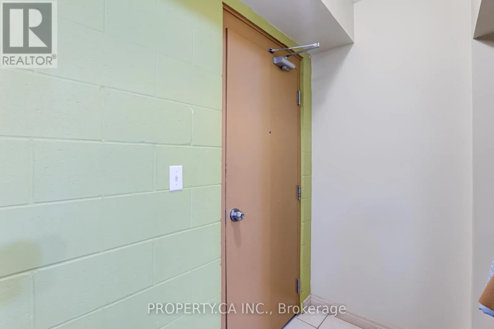 204 - 253 LESTER STREET — photo 4 of 44