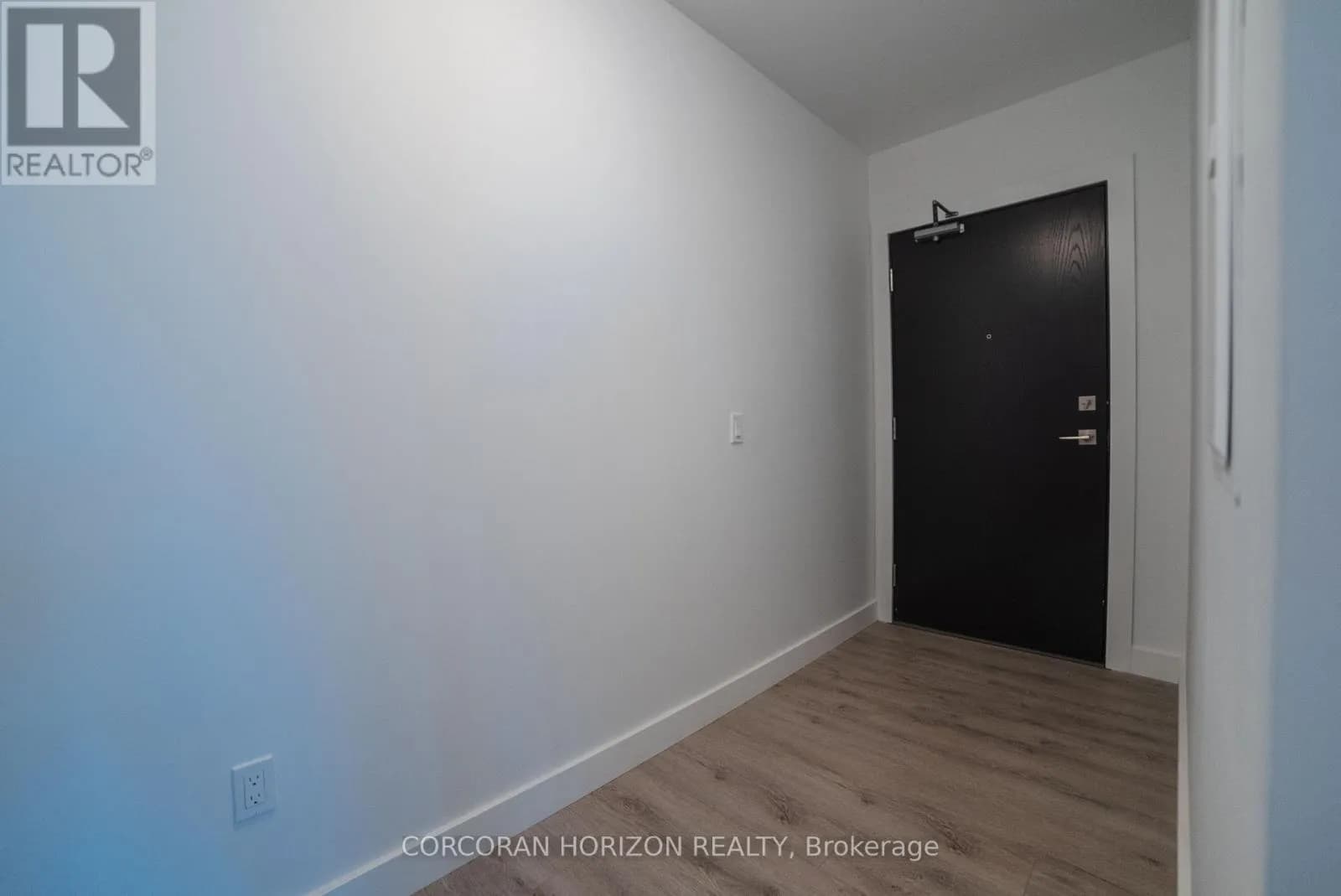 1701 - 15 GLEBE STREET S — photo 2 of 23