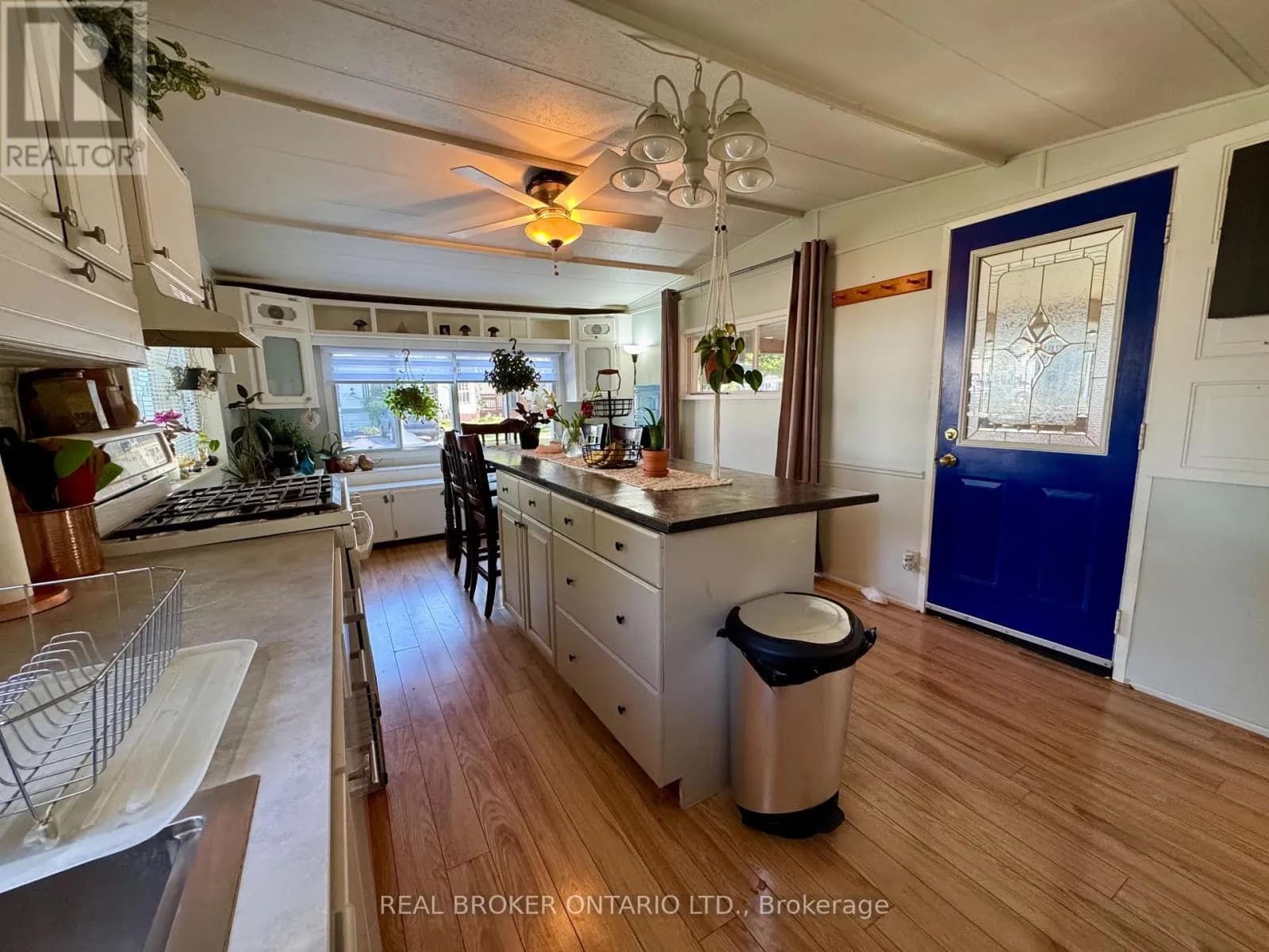 243 - 580 BEAVER CREEK ROAD — photo 4 of 36