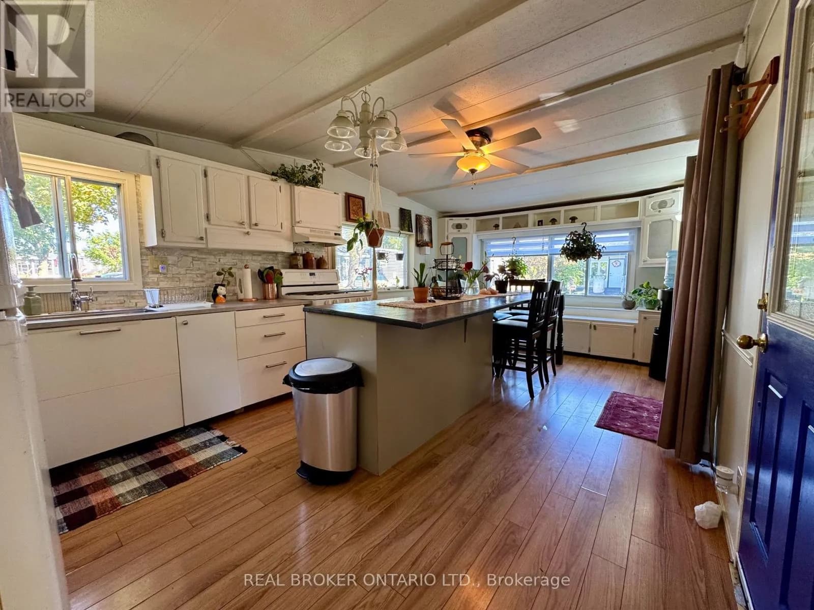 243 - 580 BEAVER CREEK ROAD — photo 5 of 36
