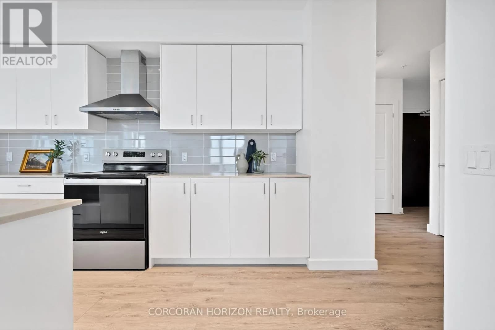 1702 - 50 GRAND AVENUE S — photo 4 of 35