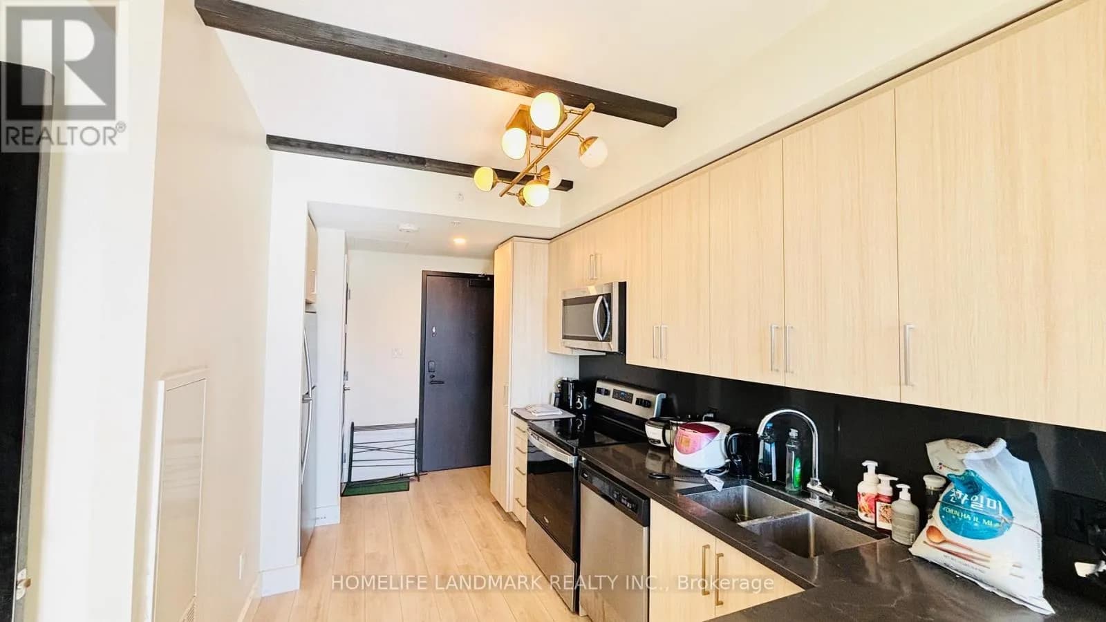 1536 - 145 COLUMBIA STREET W — photo 2 of 44