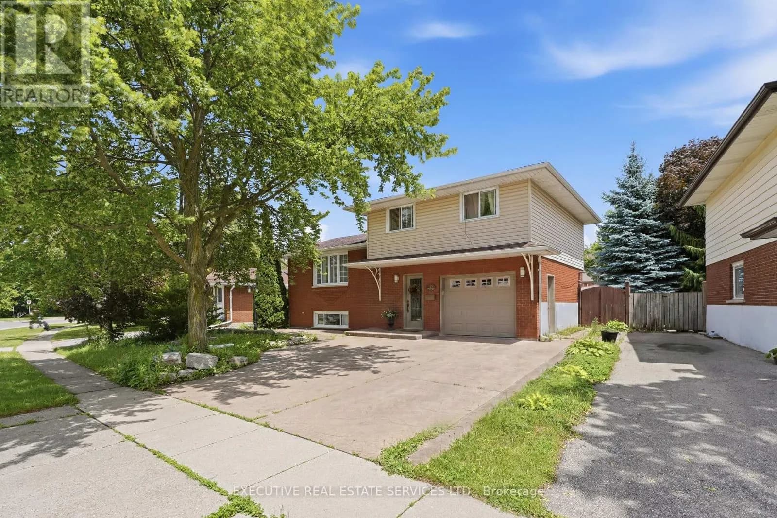 207 CHRISTOPHER DRIVE — photo 2 of 47