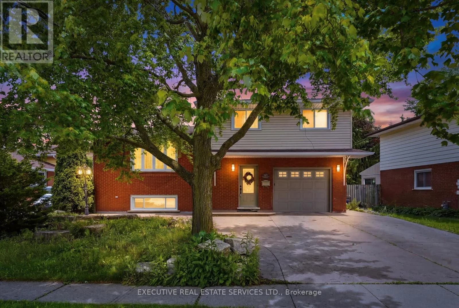 207 CHRISTOPHER DRIVE — photo 3 of 47