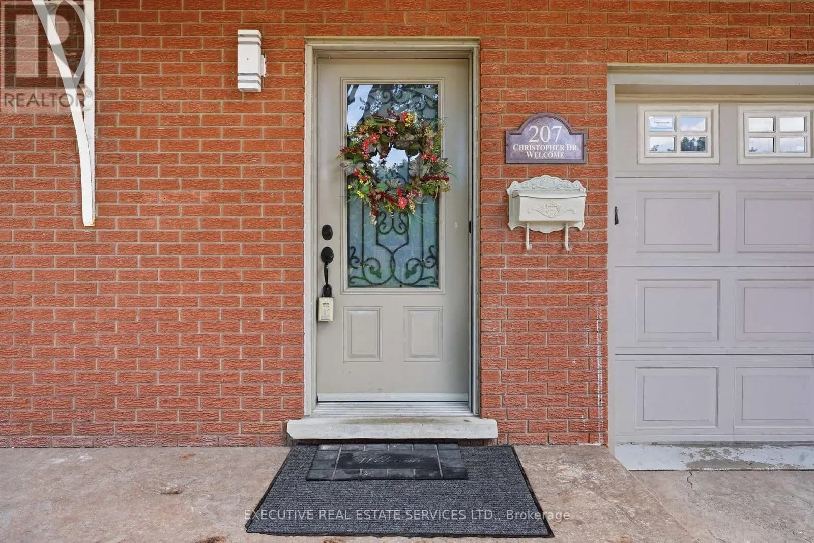207 CHRISTOPHER DRIVE — photo 5 of 47