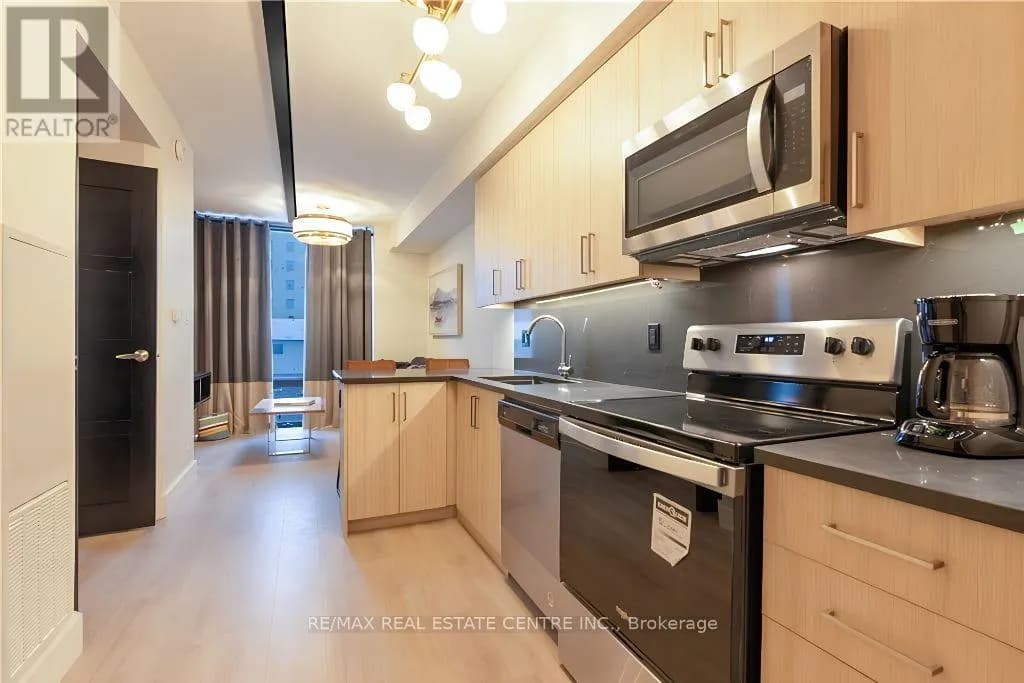 611 - 145 COLUMBIA STREET W — photo 4 of 12