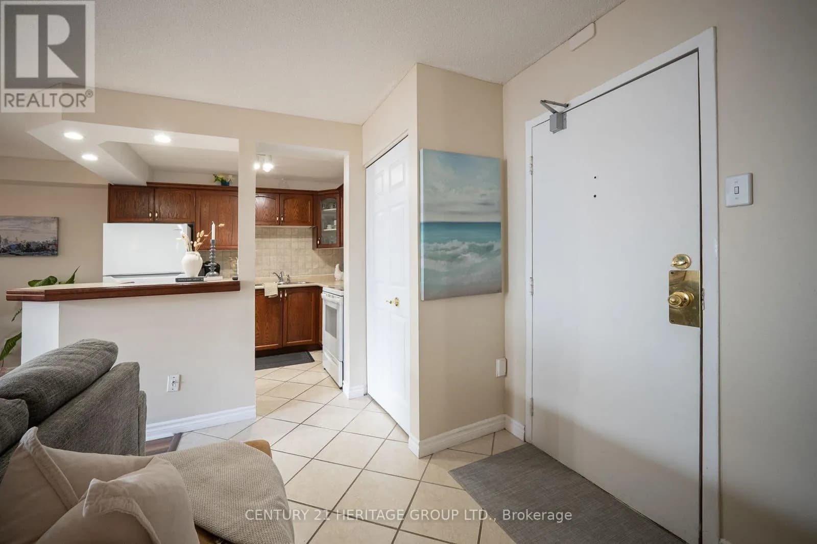 203 - 648 GREY STREET — photo 3 of 40