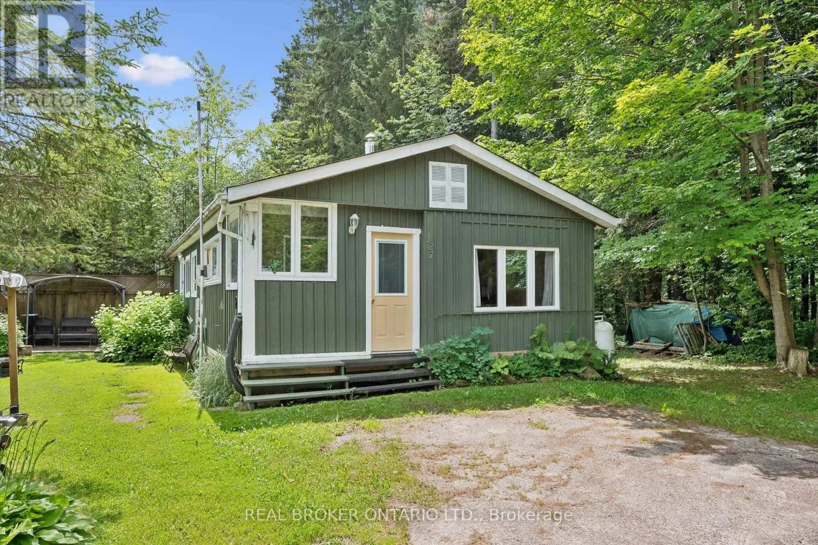 127 CEDAR CRESCENT — photo 2 of 46