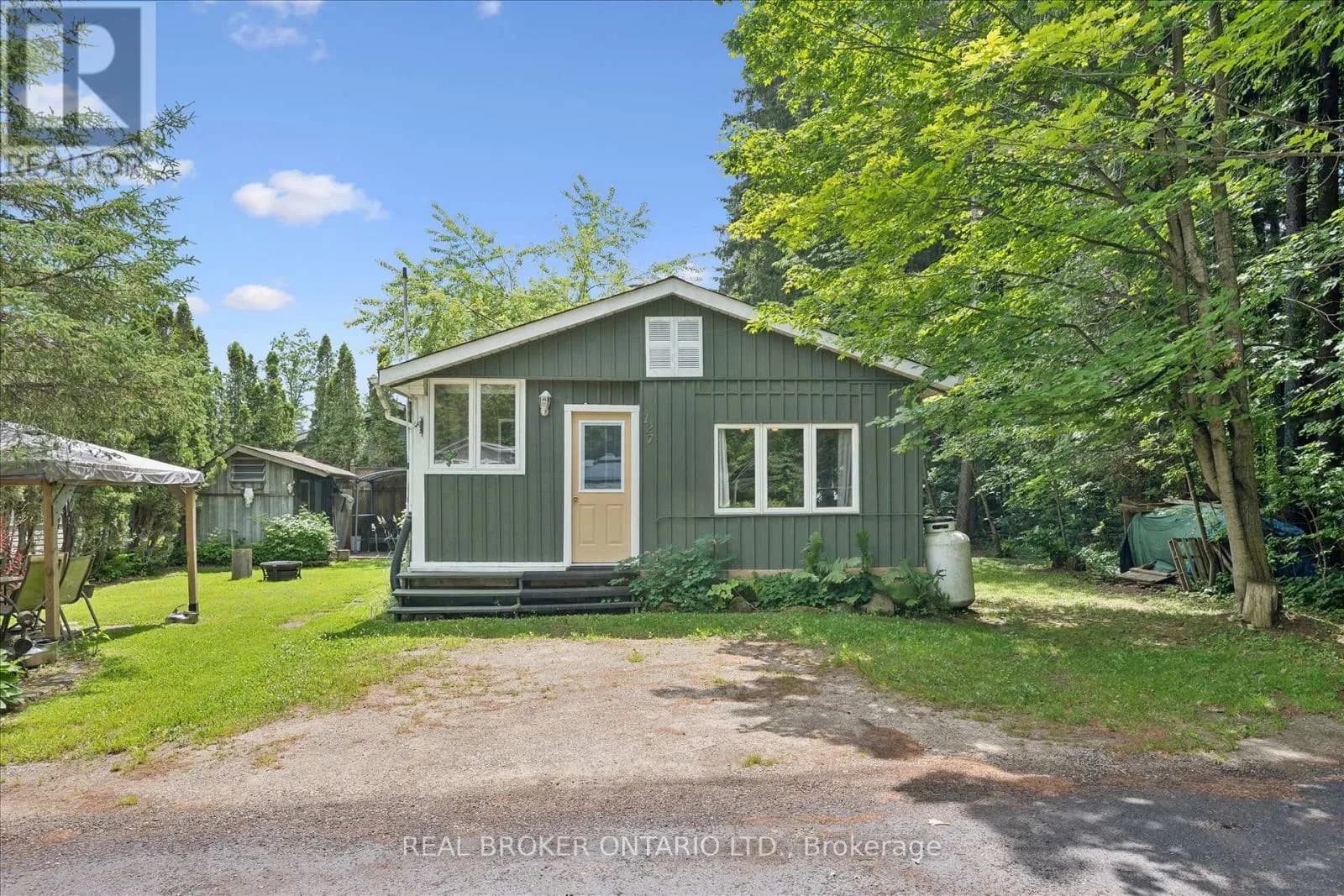 127 CEDAR CRESCENT — photo 3 of 46