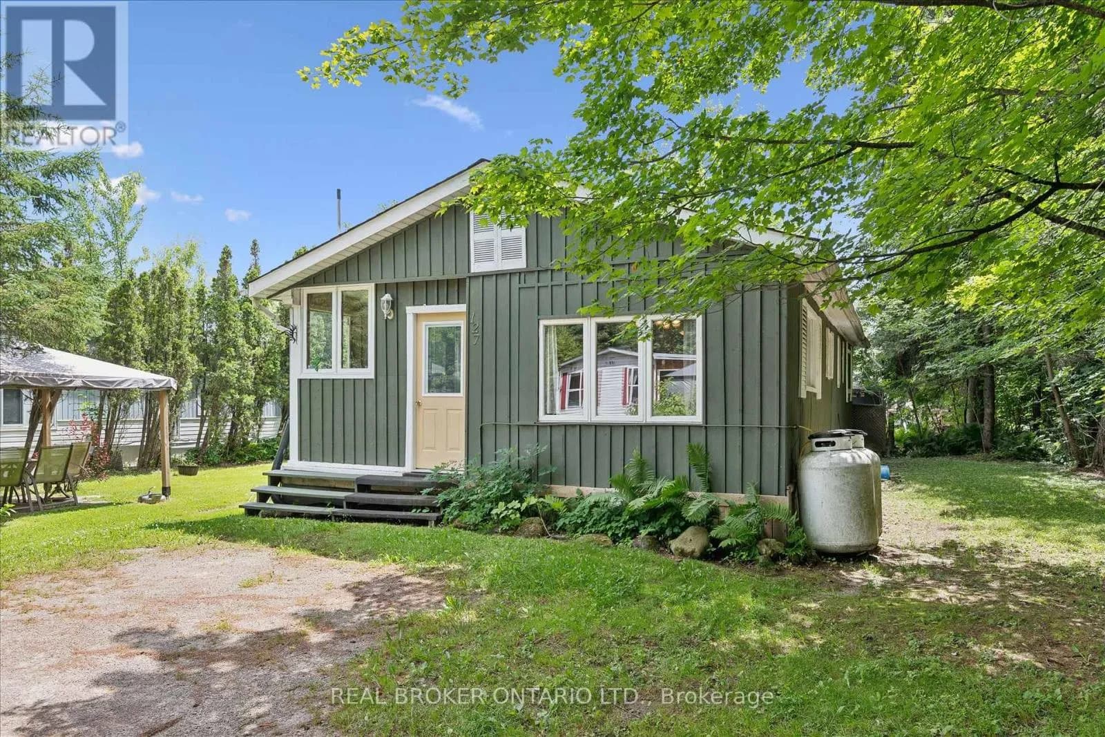 127 CEDAR CRESCENT — photo 4 of 46