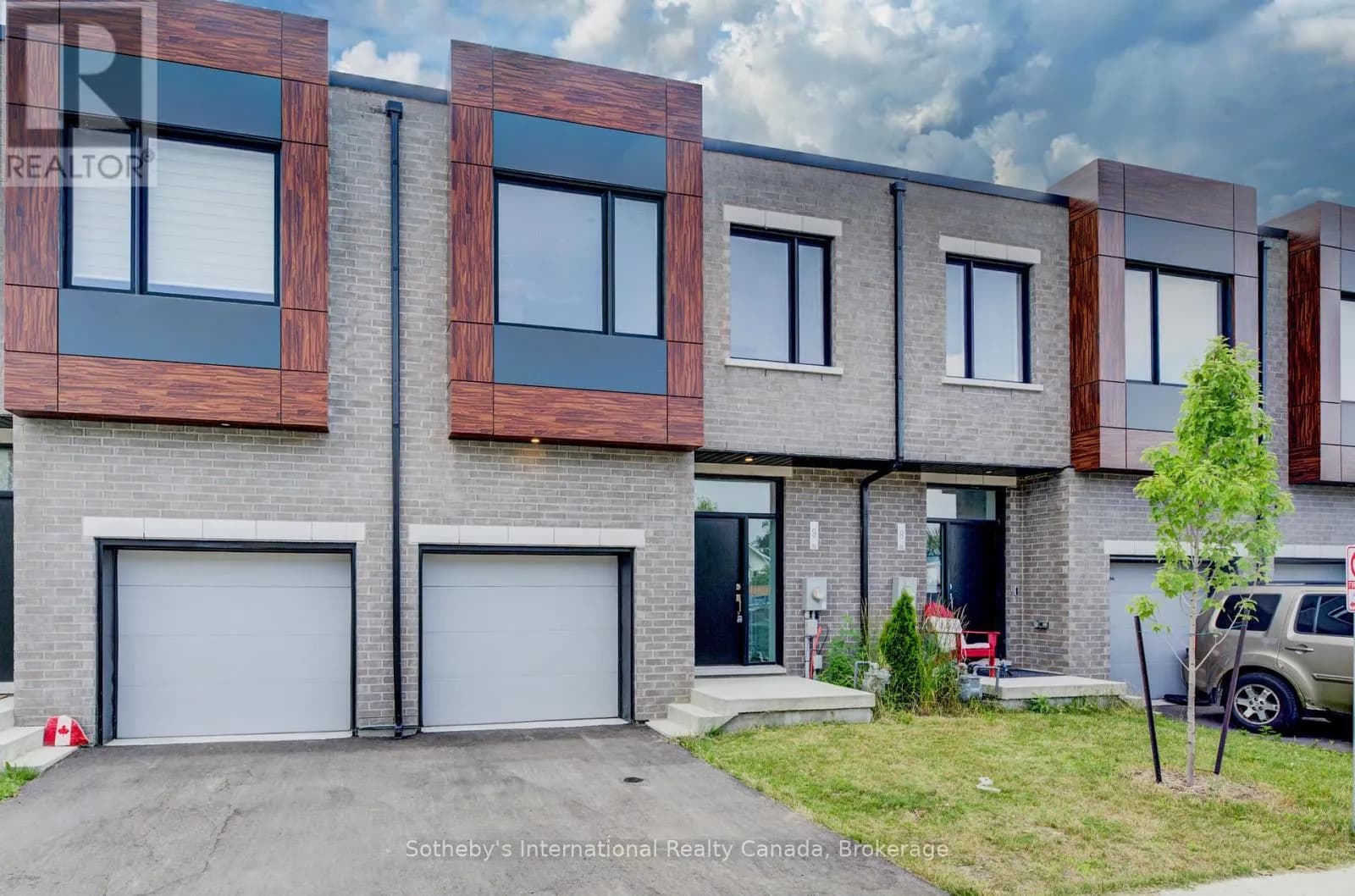 14 - 416 DUNDAS STREET S — photo 2 of 39