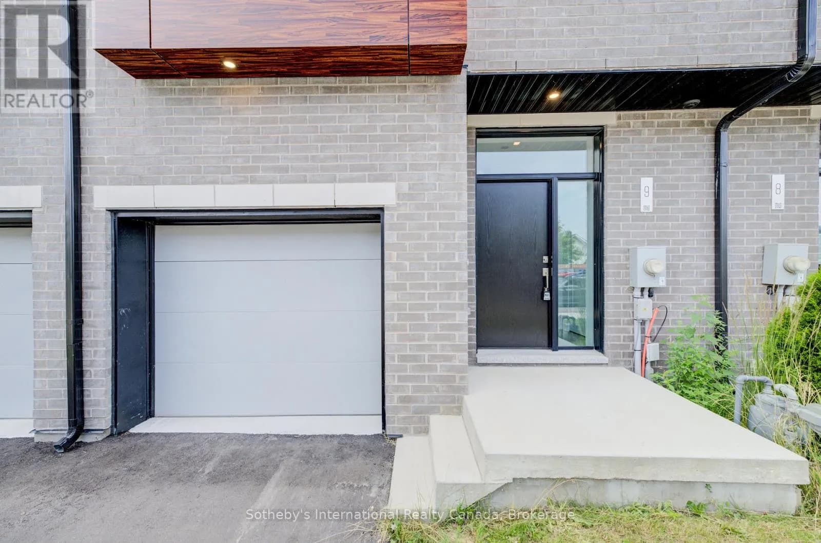 14 - 416 DUNDAS STREET S — photo 4 of 39