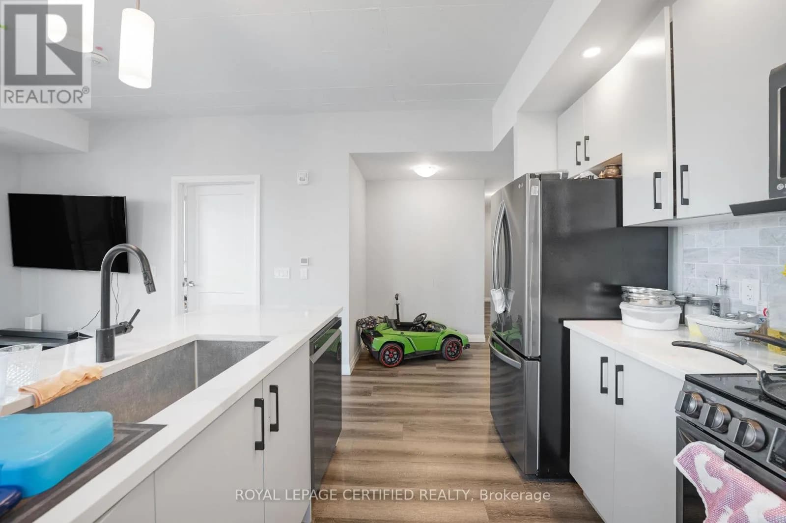 1502 - 108 GARMENT STREET — photo 5 of 31
