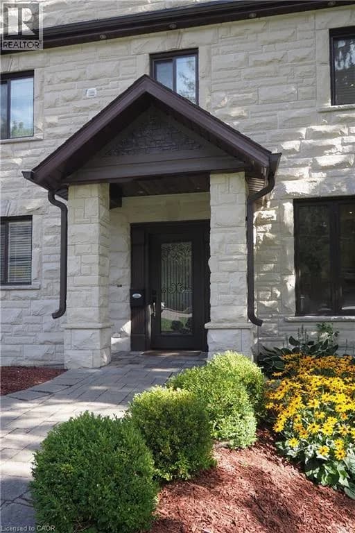 530 ST ANDREW Street E — photo 4 of 50