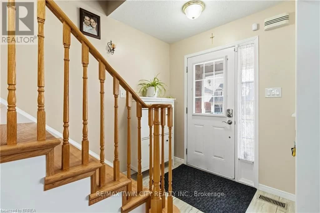 156 OSBORN AVENUE — photo 5 of 44
