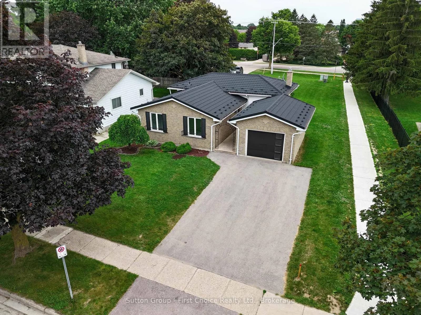 70 BEDFORD DRIVE — photo 2 of 29
