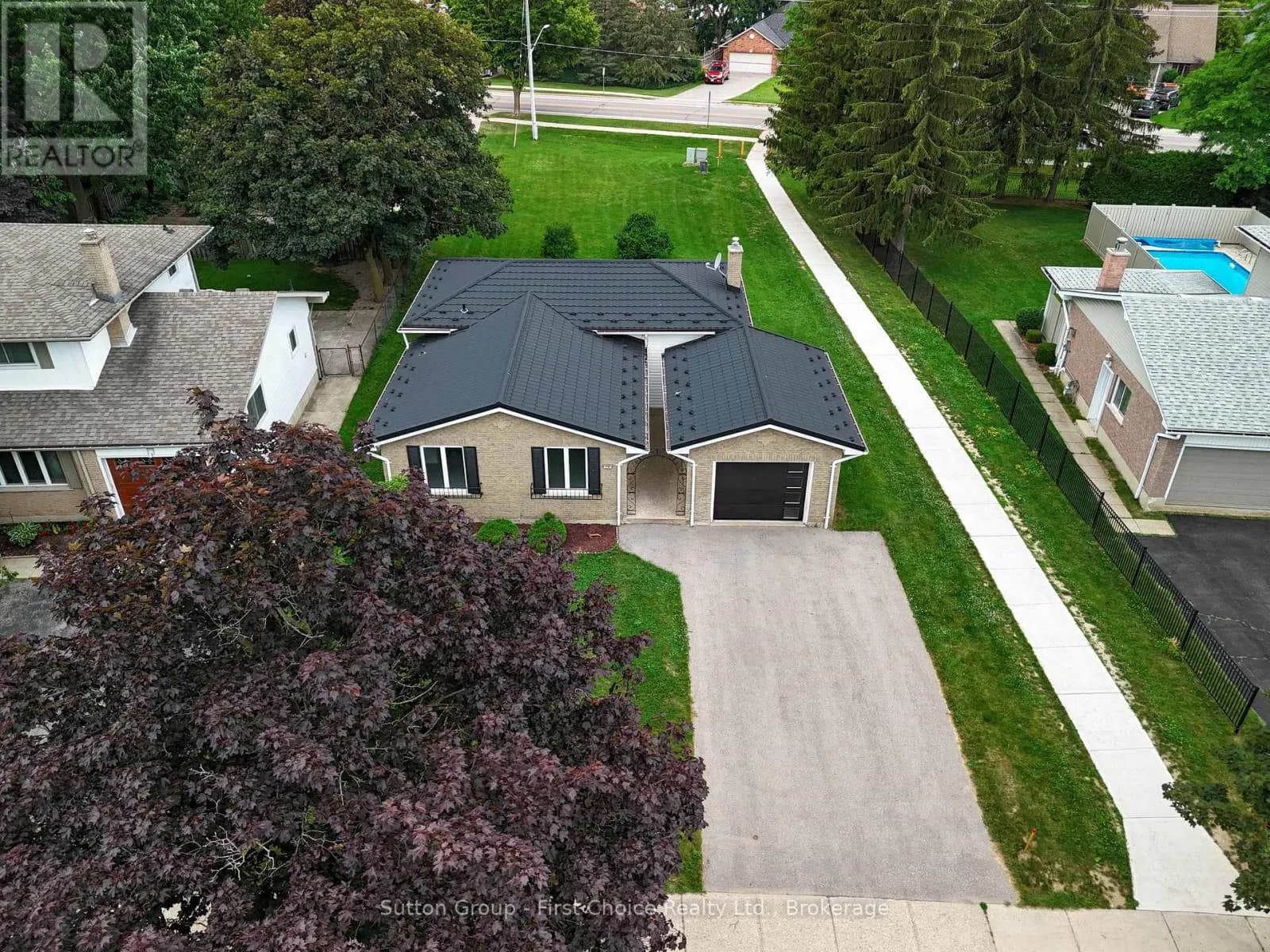 70 BEDFORD DRIVE — photo 3 of 29