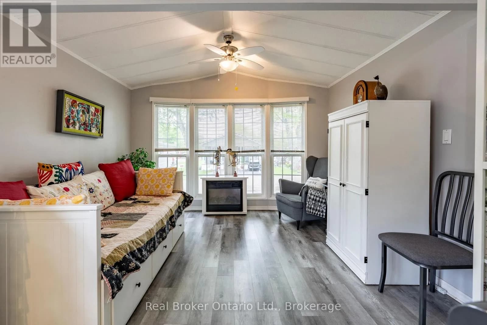 236 - 580 BEAVER CREEK ROAD — photo 5 of 28
