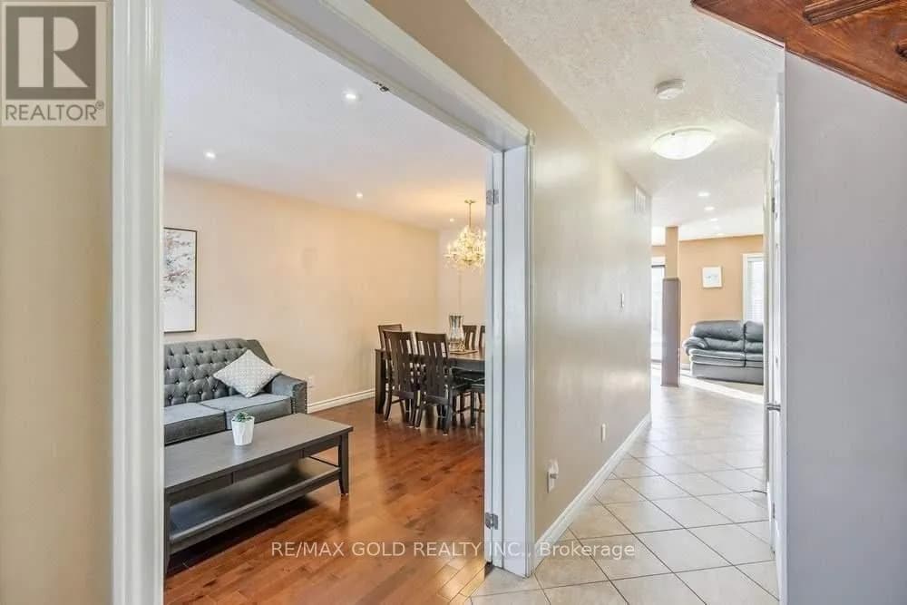 573 BURNETT AVENUE — photo 4 of 32