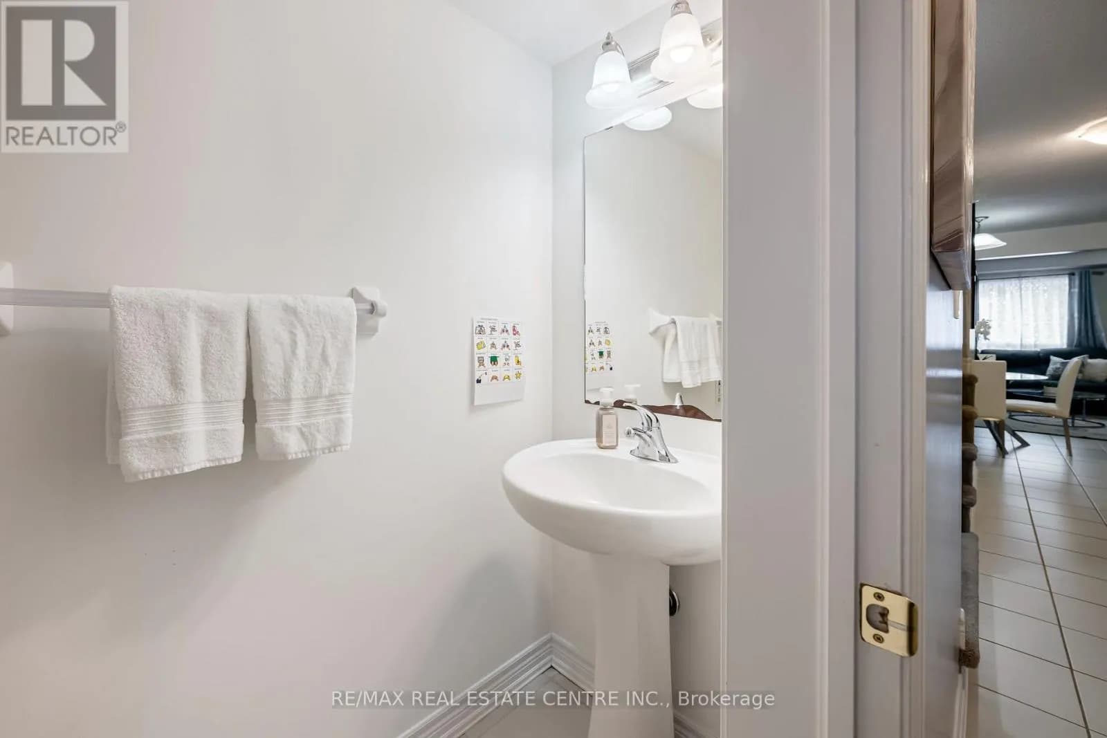 67 - 124 PARKINSON CRESCENT — photo 4 of 39