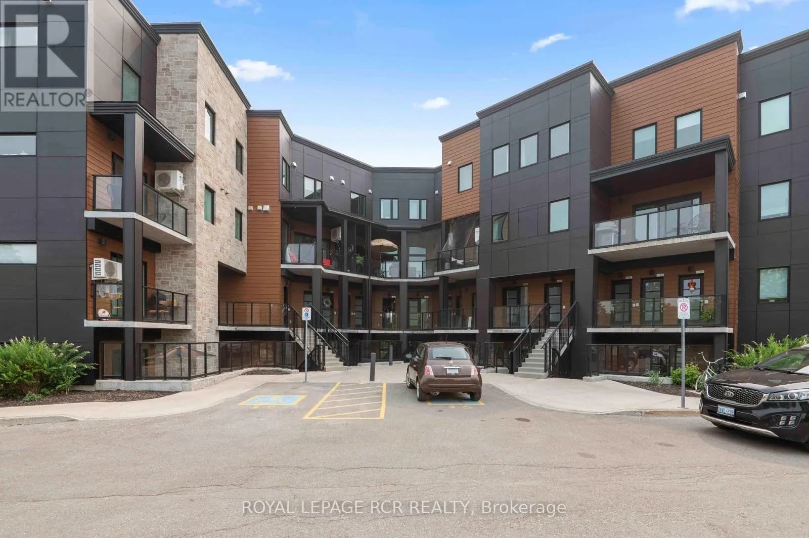 102 - 17 CENTRE STREET — photo 3 of 39