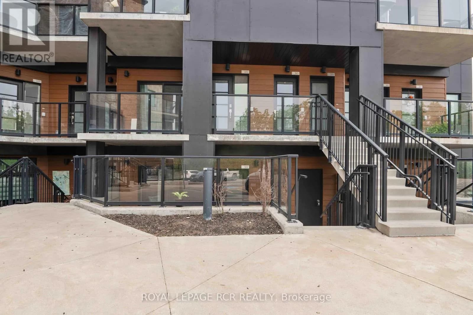 102 - 17 CENTRE STREET — photo 4 of 39