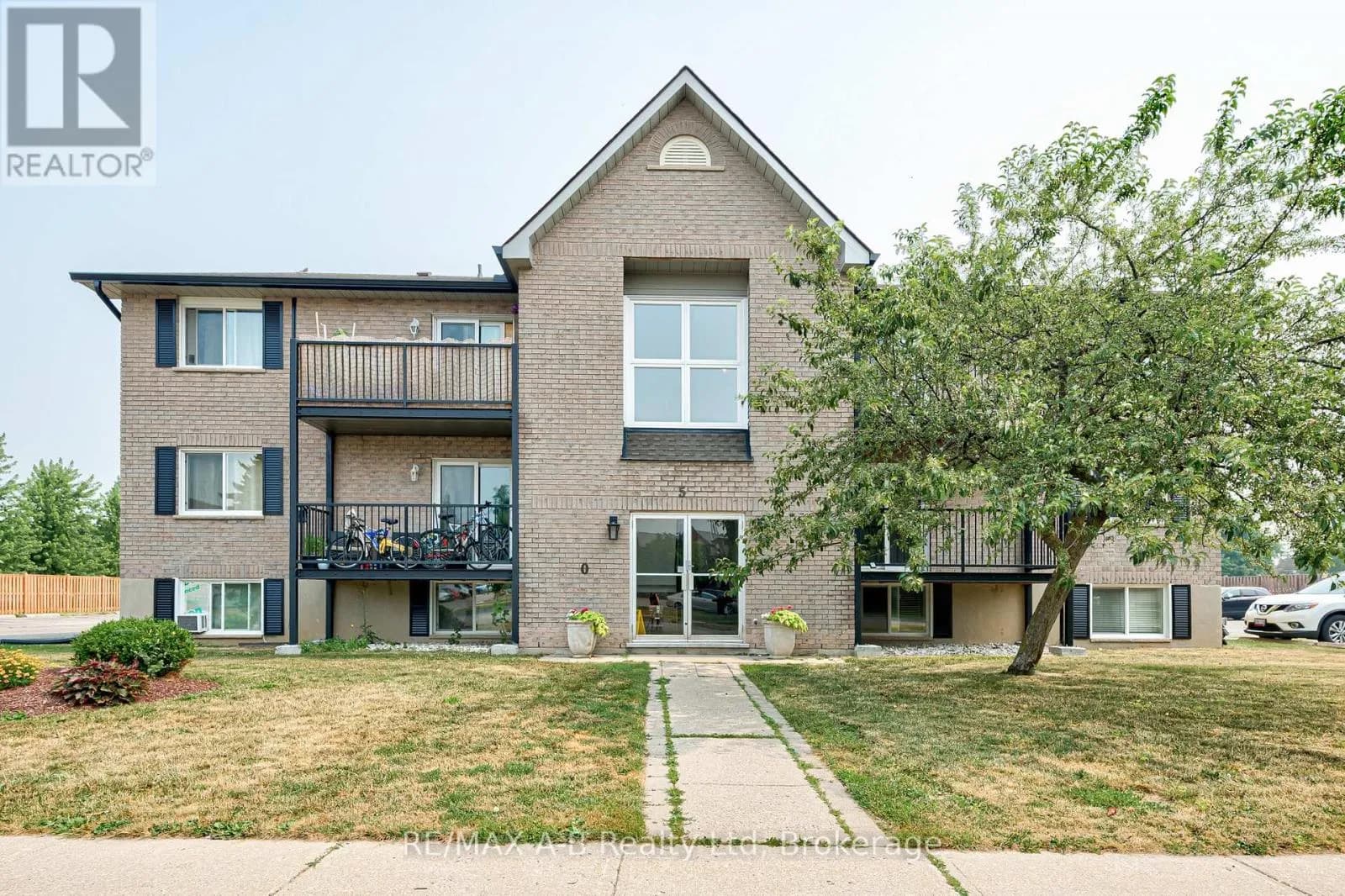 106 - 50 CAMPBELL COURT — photo 2 of 23