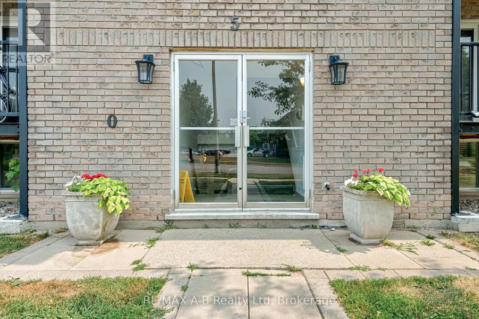 106 - 50 CAMPBELL COURT — photo 3 of 23
