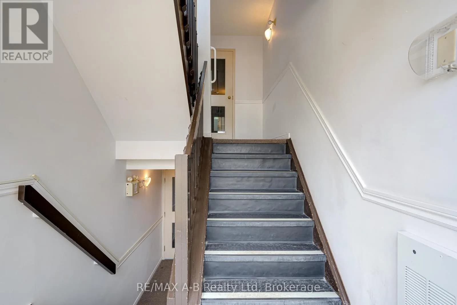106 - 50 CAMPBELL COURT — photo 4 of 23