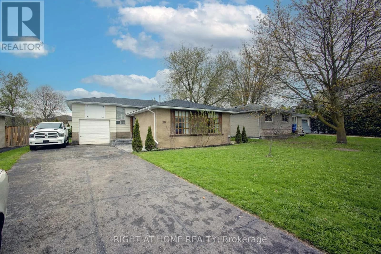30 PARKVIEW DRIVE — photo 1 of 20