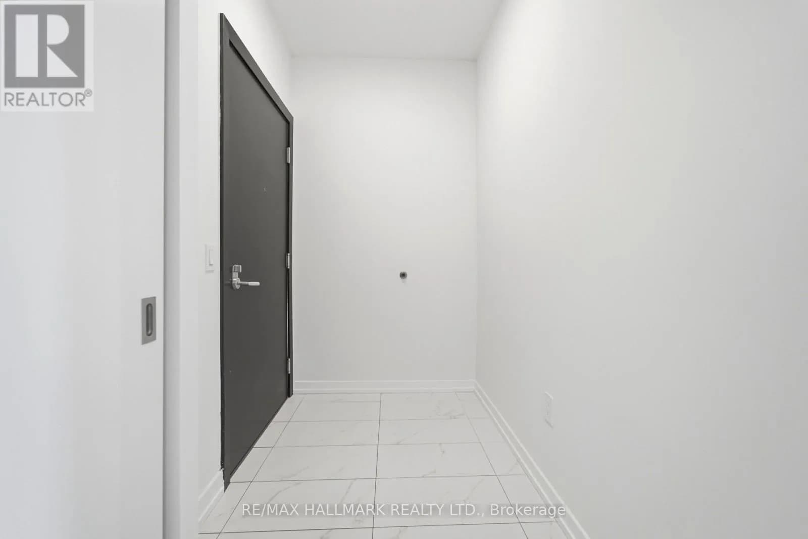 1406 - 5 WELLINGTON STREET S — photo 2 of 32