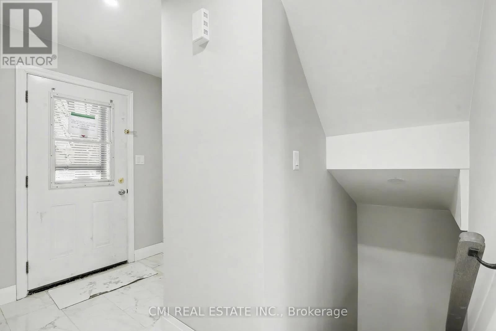 12 - 125 SEKURA CRESCENT — photo 4 of 40