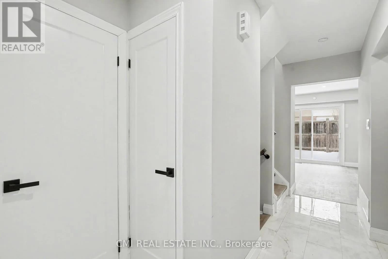 12 - 125 SEKURA CRESCENT — photo 5 of 40