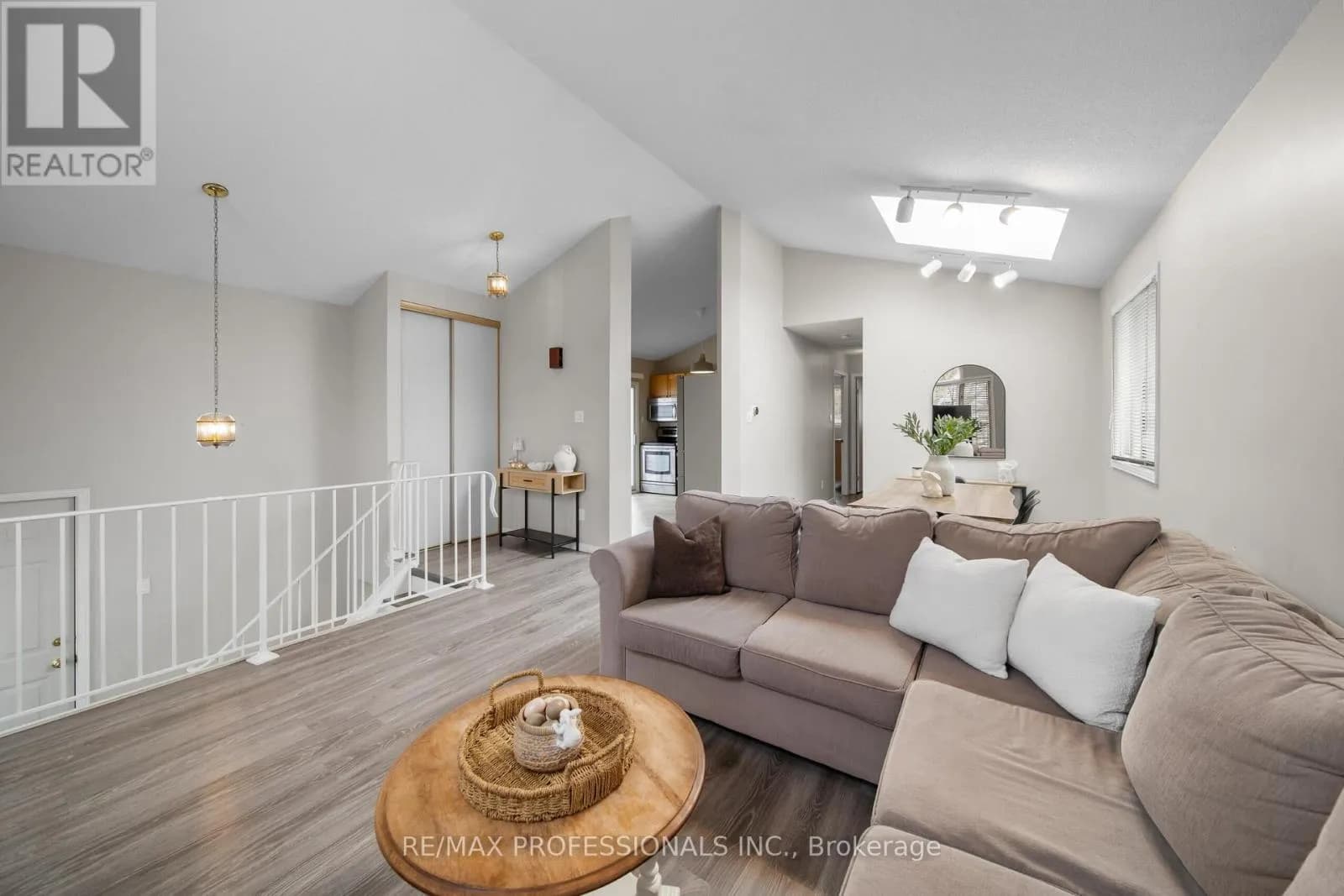 522 TRICO DRIVE — photo 4 of 38