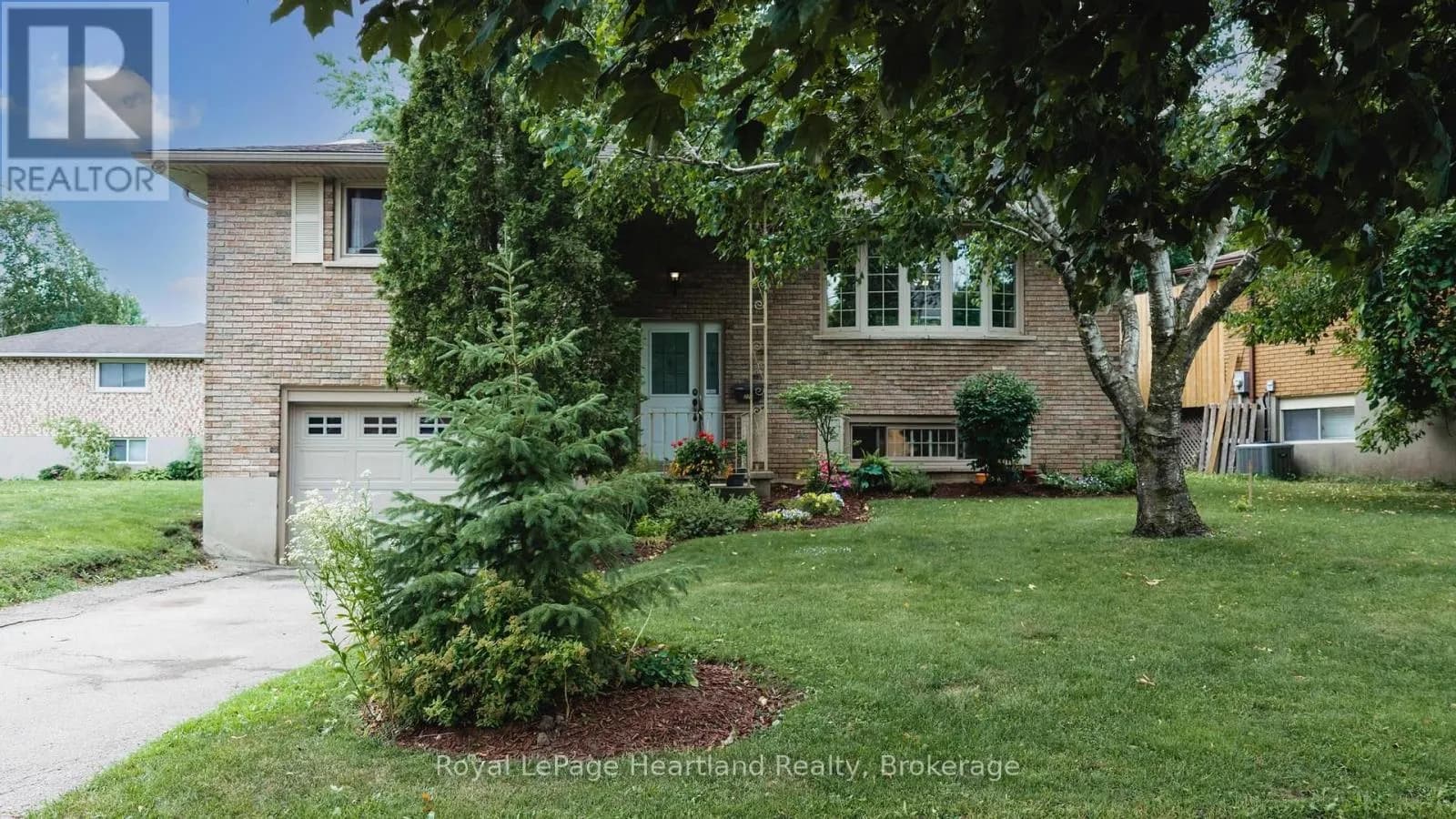 223 KEMP CRESCENT — photo 1 of 43