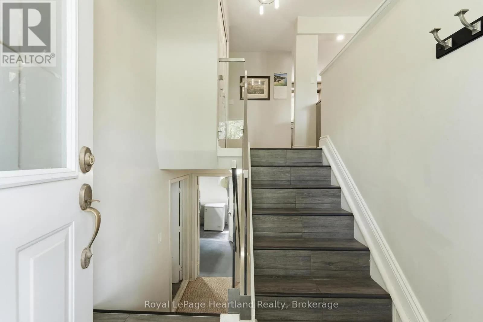 223 KEMP CRESCENT — photo 4 of 43